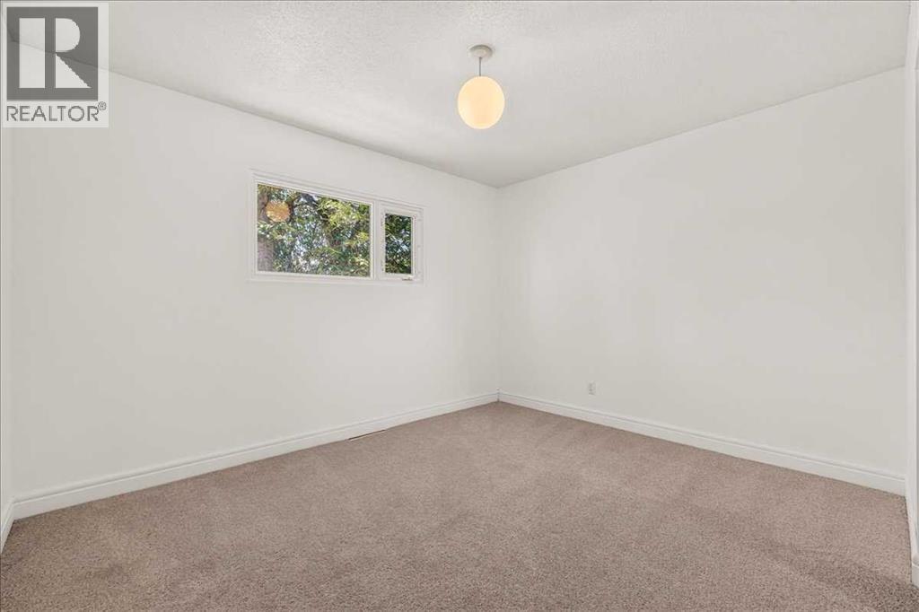 90 Armstrong Crescent SE - 19