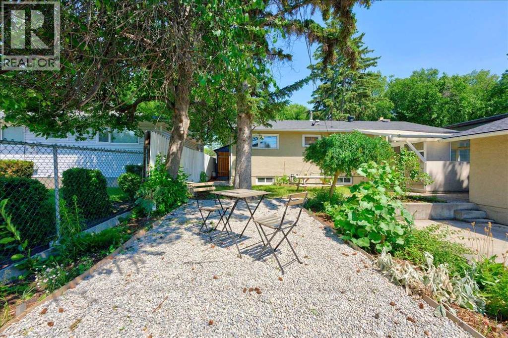 90 Armstrong Crescent SE - 36