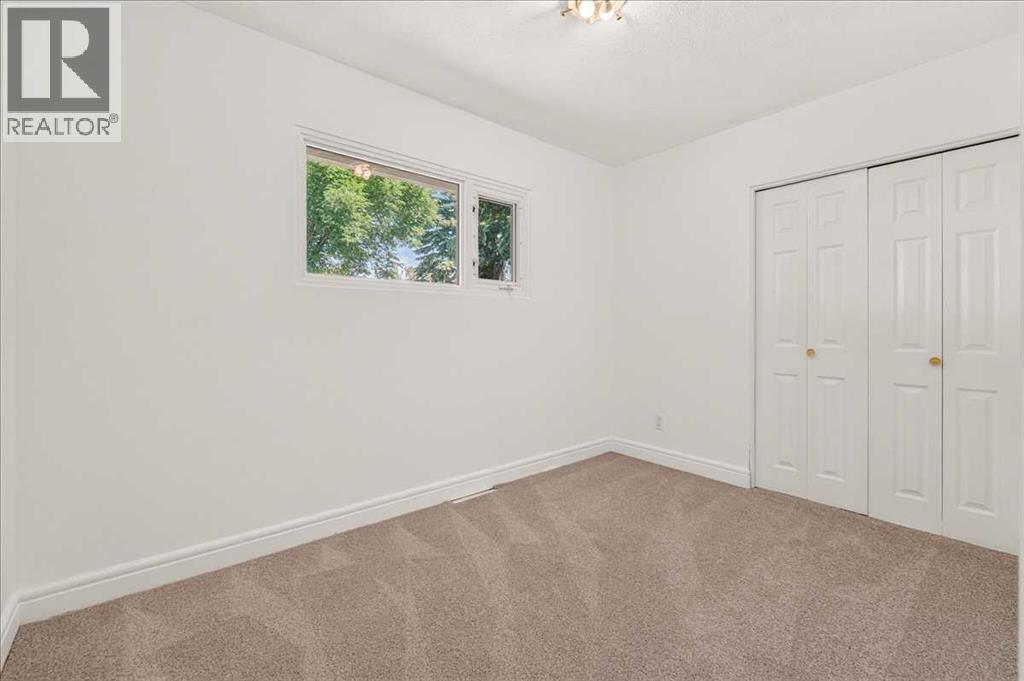 90 Armstrong Crescent SE - 18