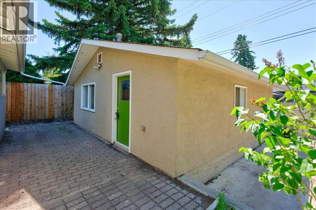 90 Armstrong Crescent SE - 42