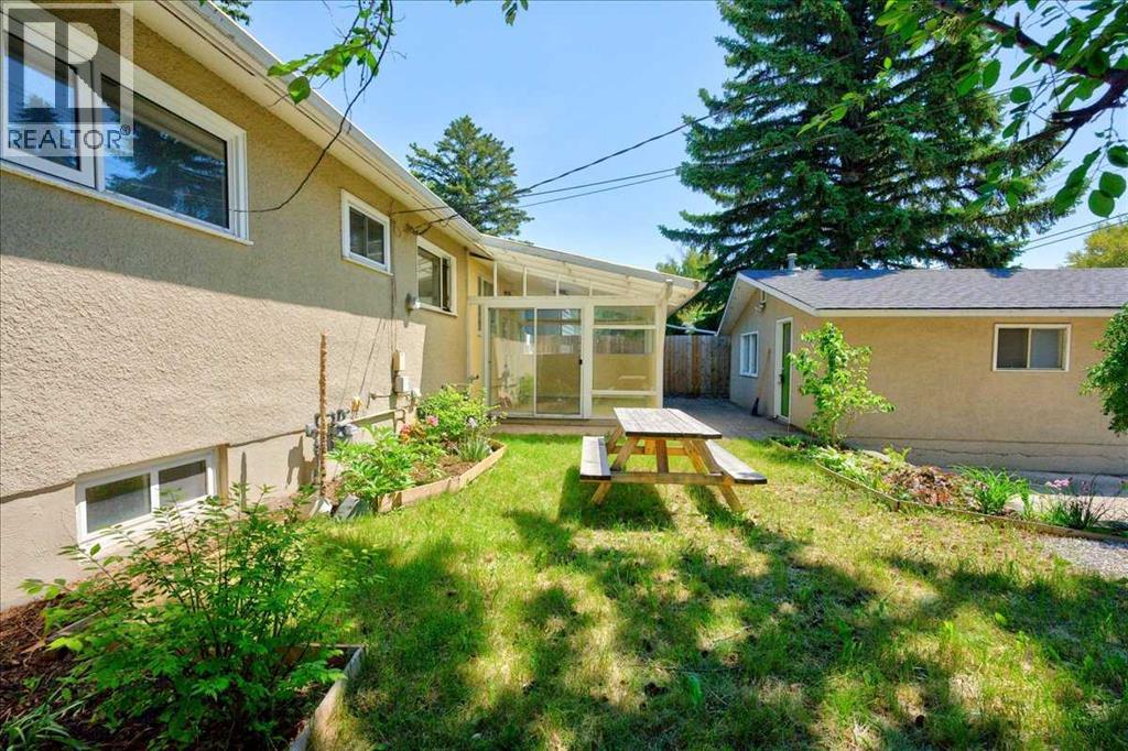 90 Armstrong Crescent SE - 38
