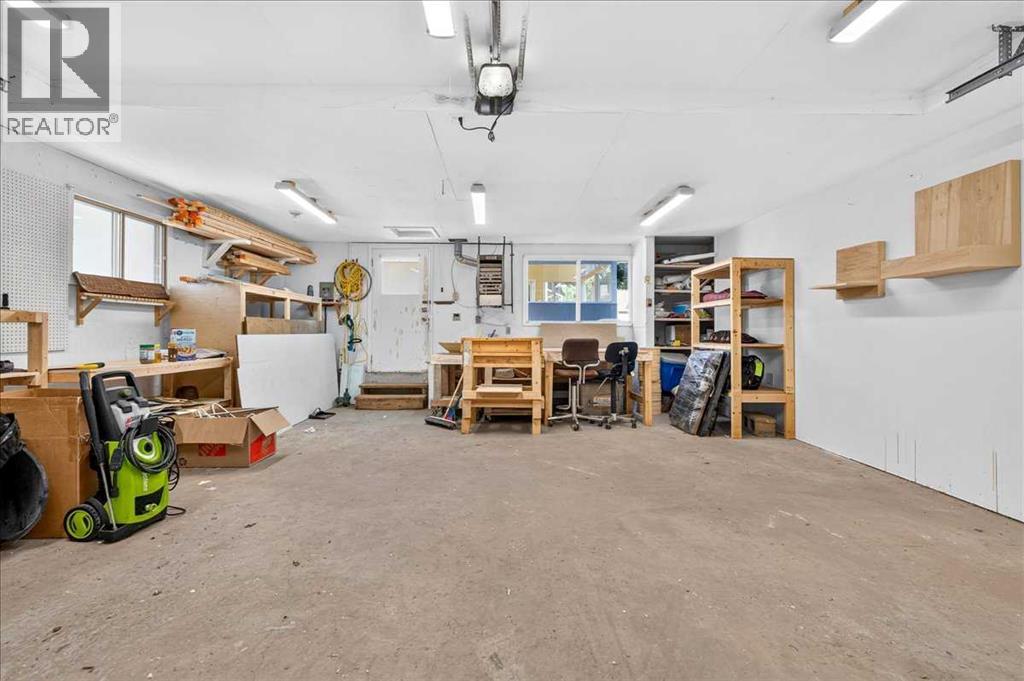 90 Armstrong Crescent SE - 44
