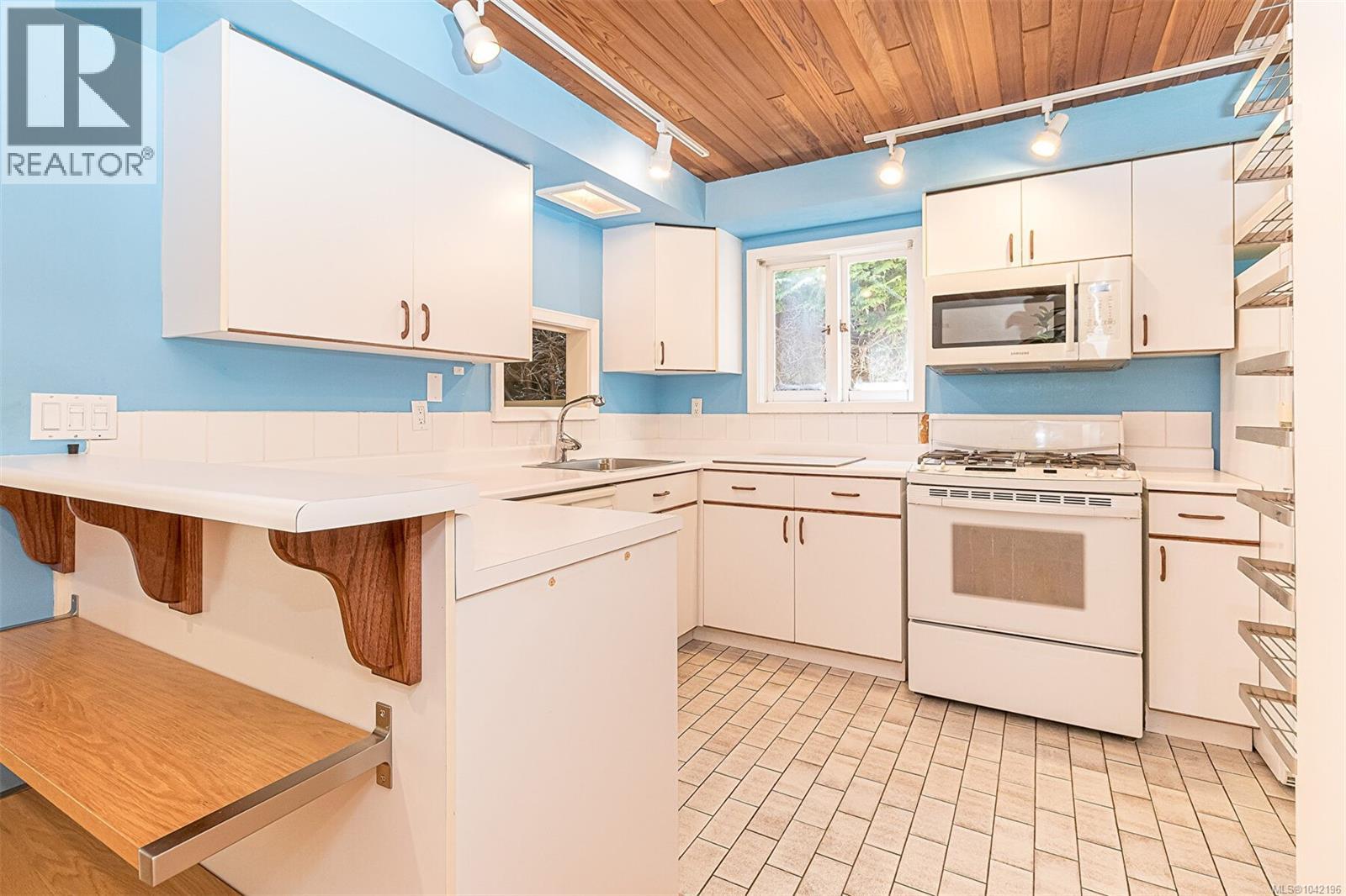 880 Somenos St - 12