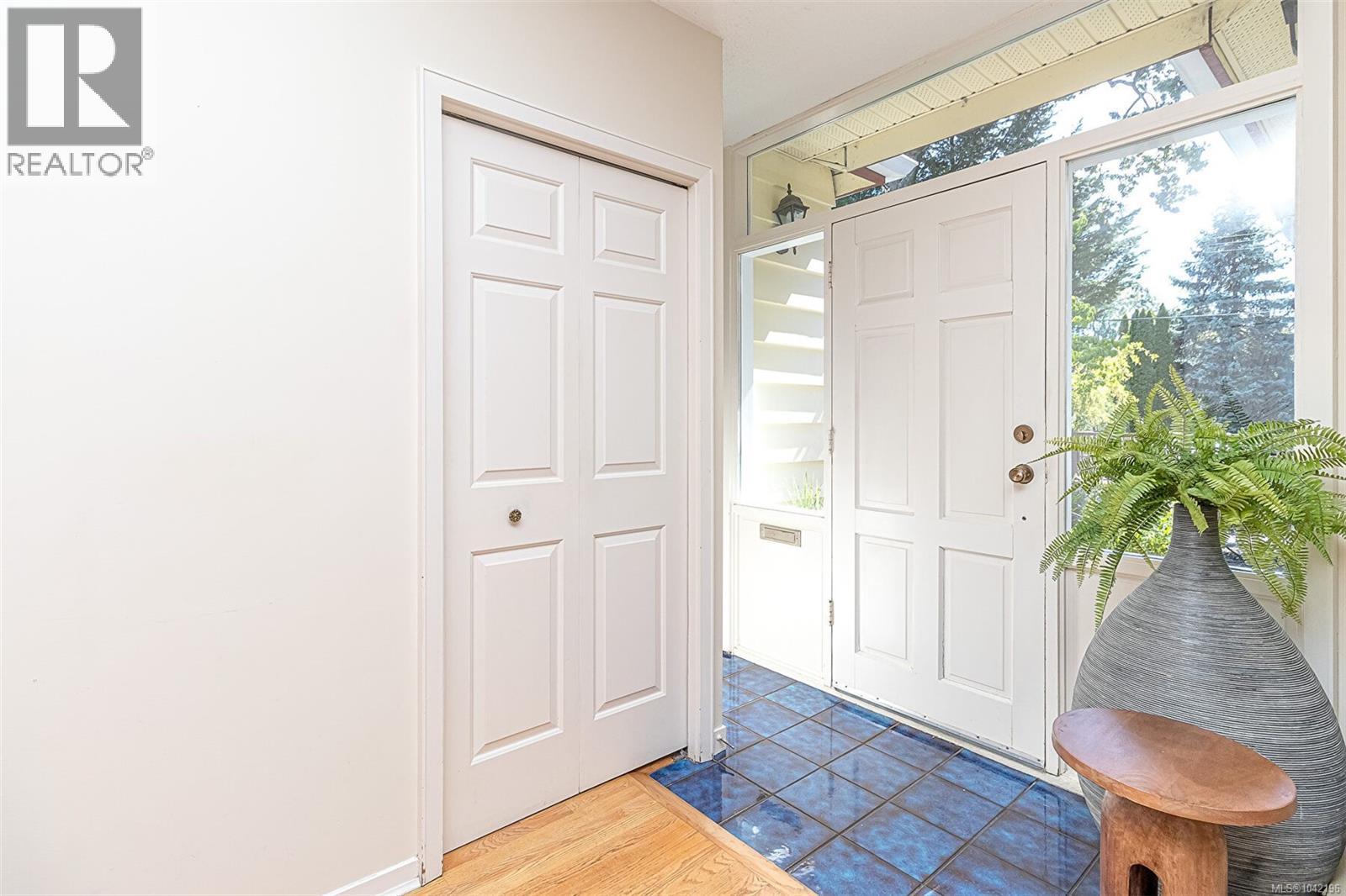 880 Somenos St - 6