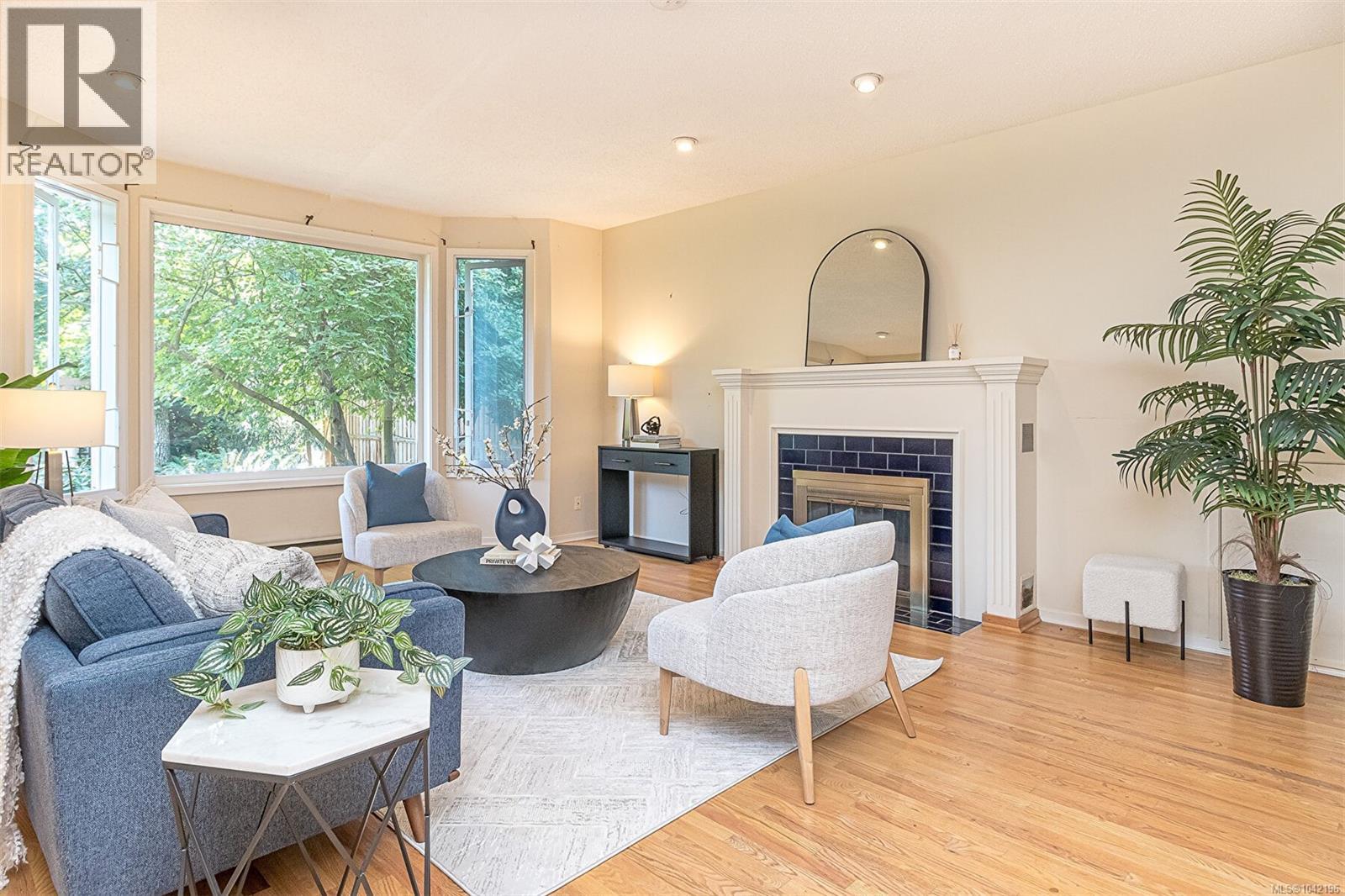 880 Somenos St - 7