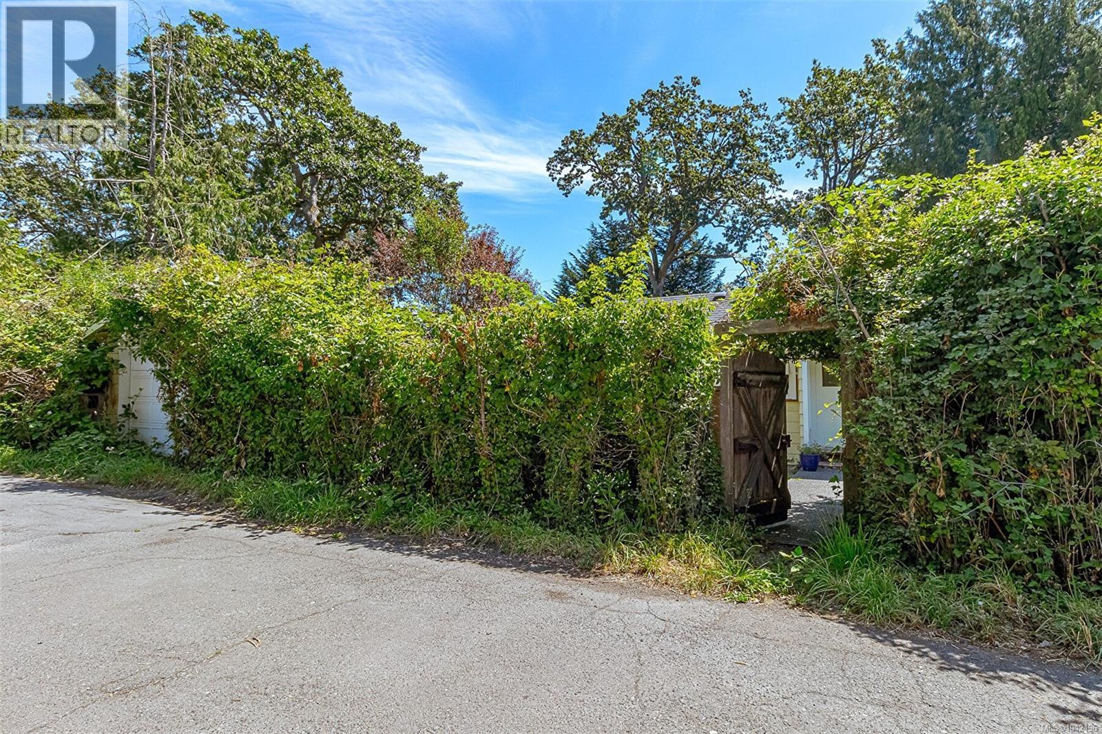 880 Somenos St - 30
