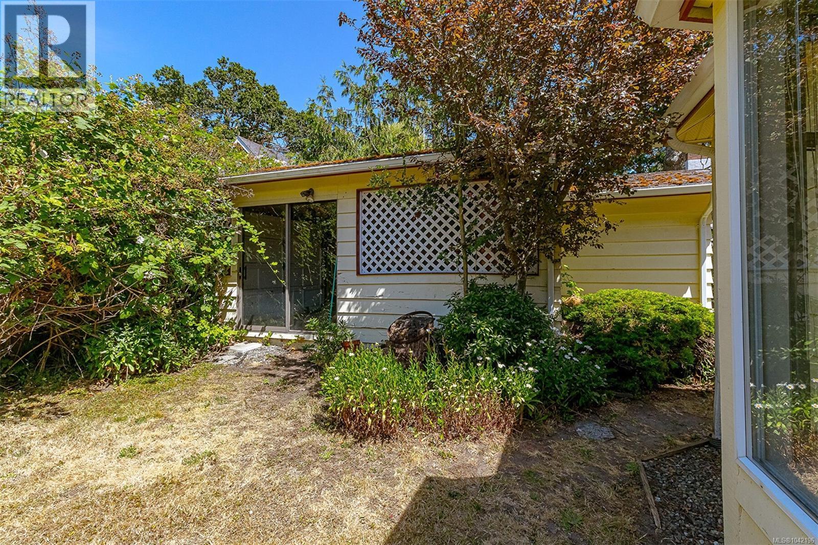 880 Somenos St - 24
