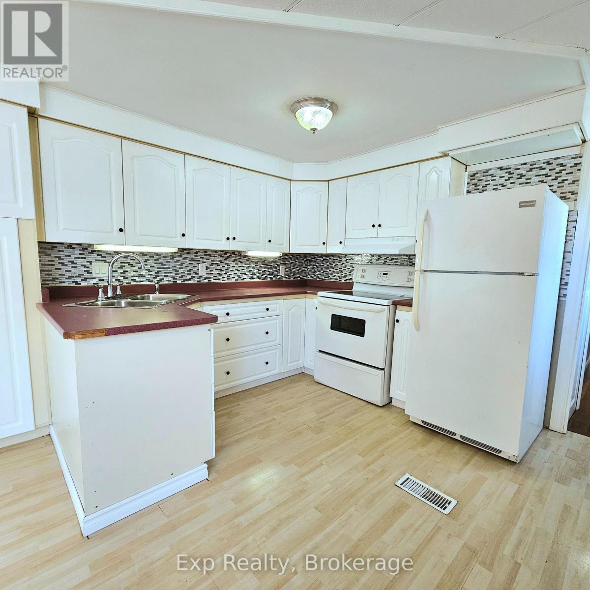 529-52 HWY2 ESTATES - Image 7