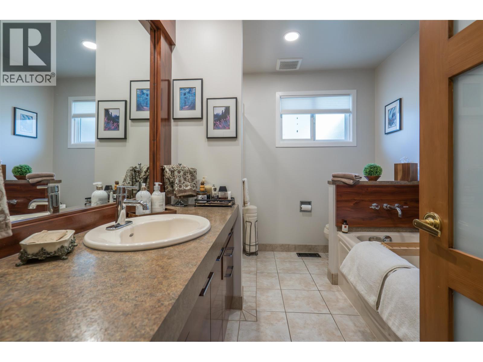 173 VOYAGEUR DRIVE - 12
