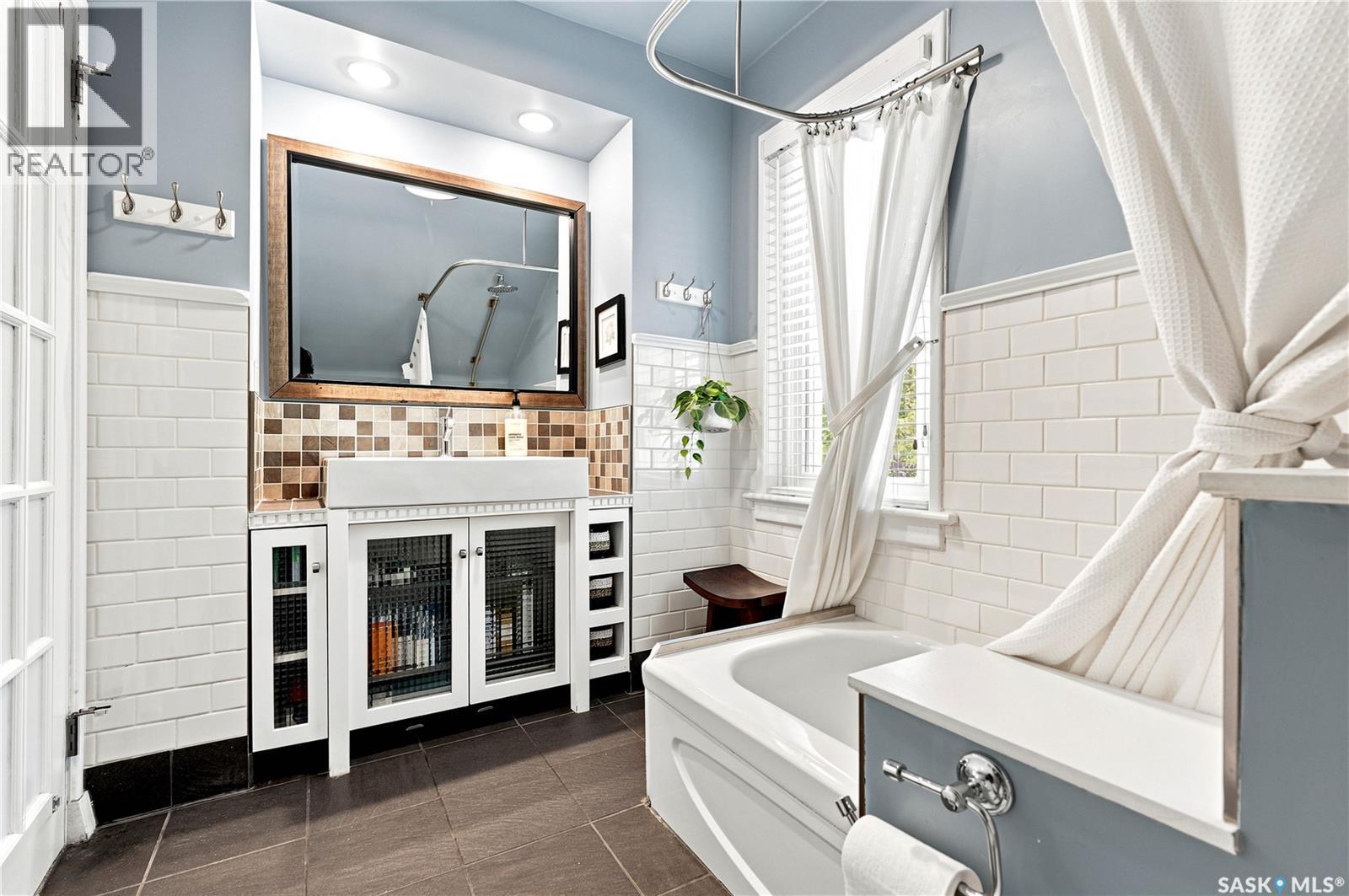 627 12th STREET E - Image 32