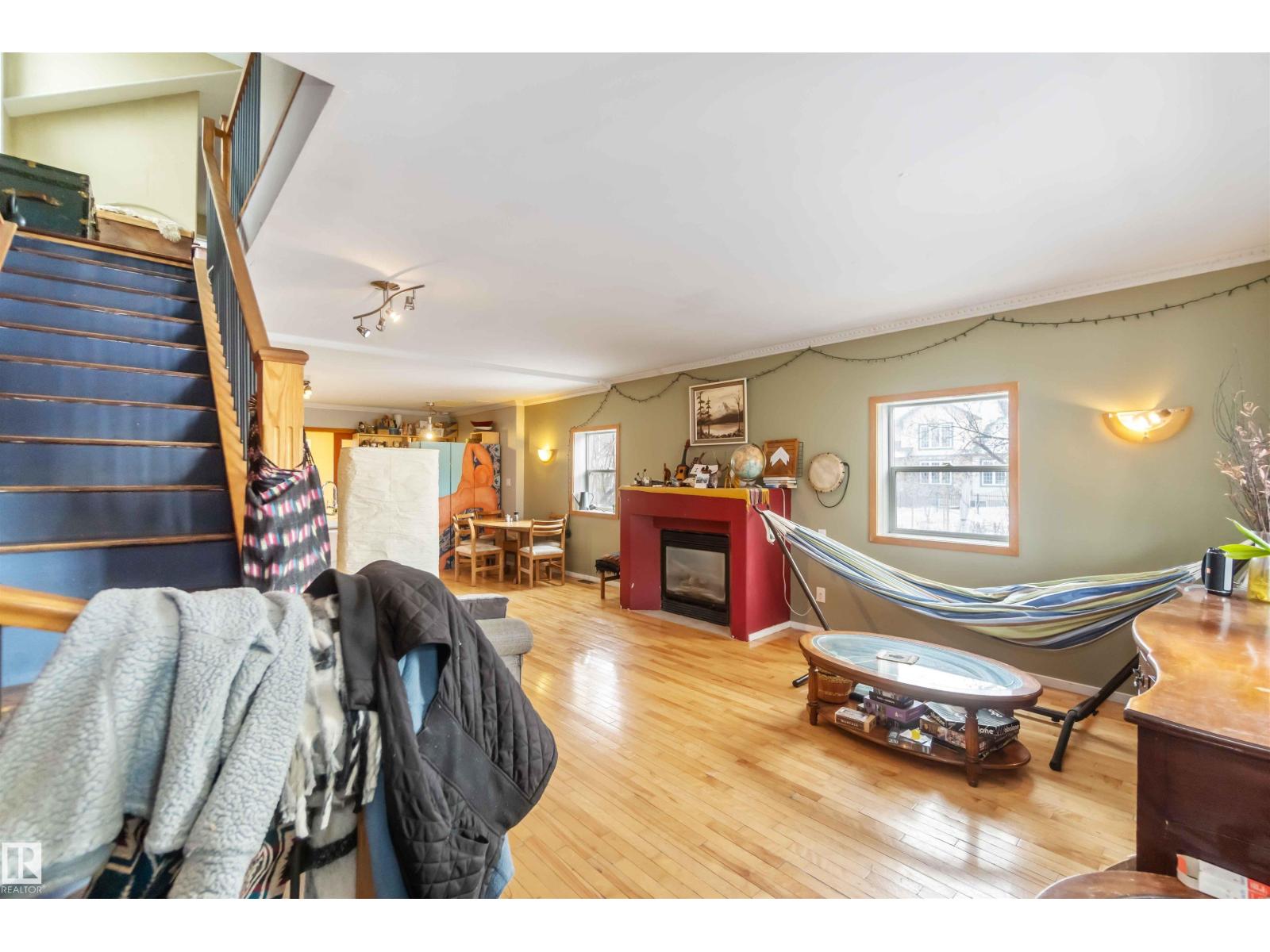 10207 88 ST NW - 6