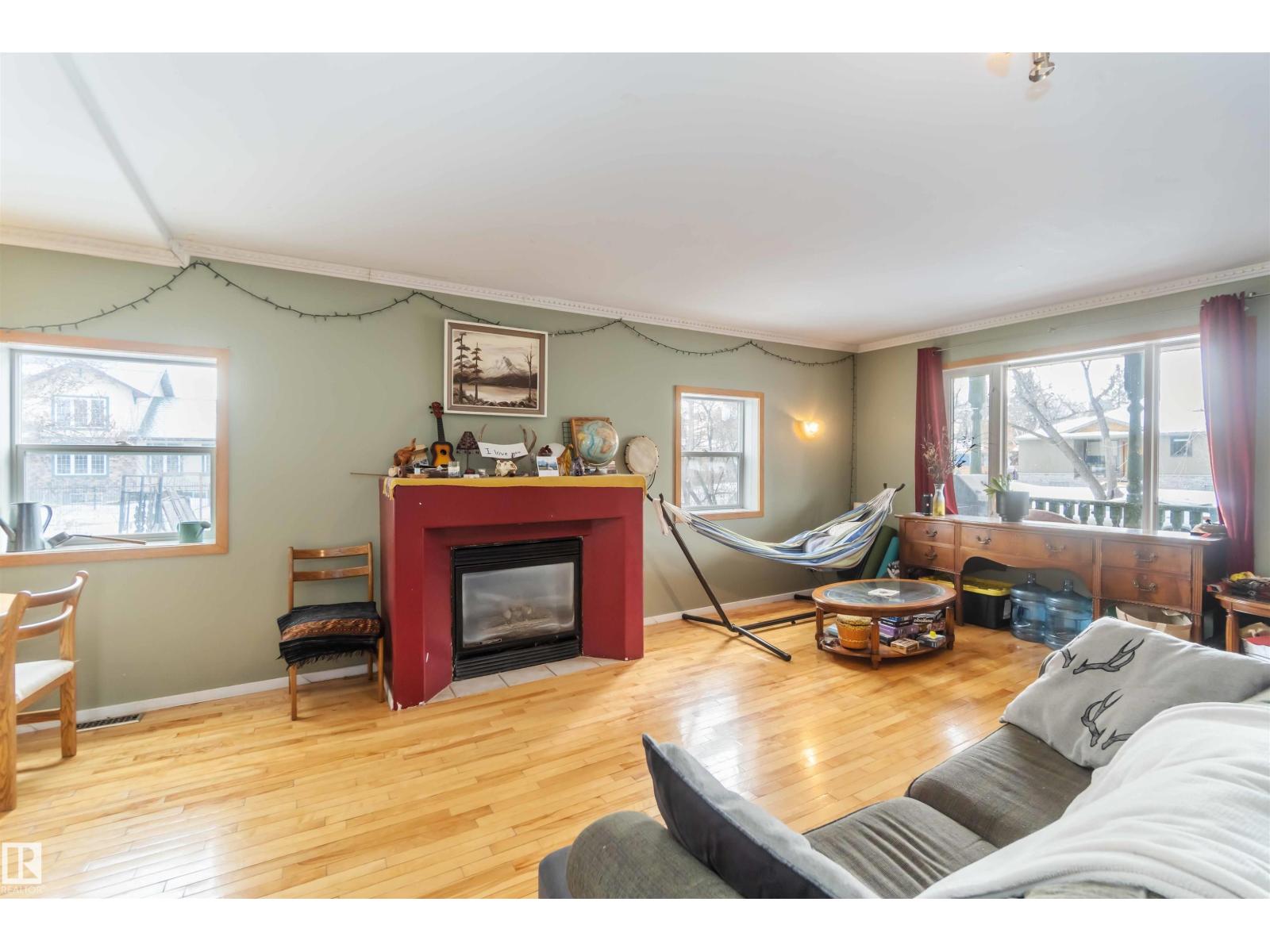 10207 88 ST NW - 8