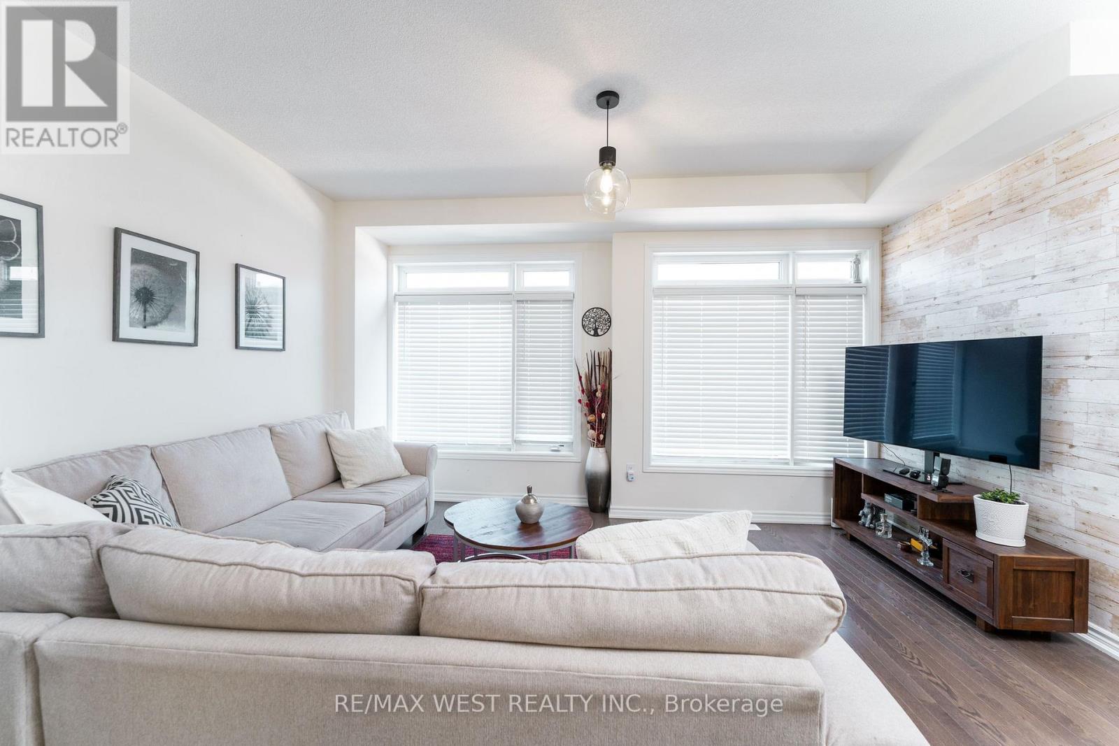 29 ARROWVIEW DRIVE - 18