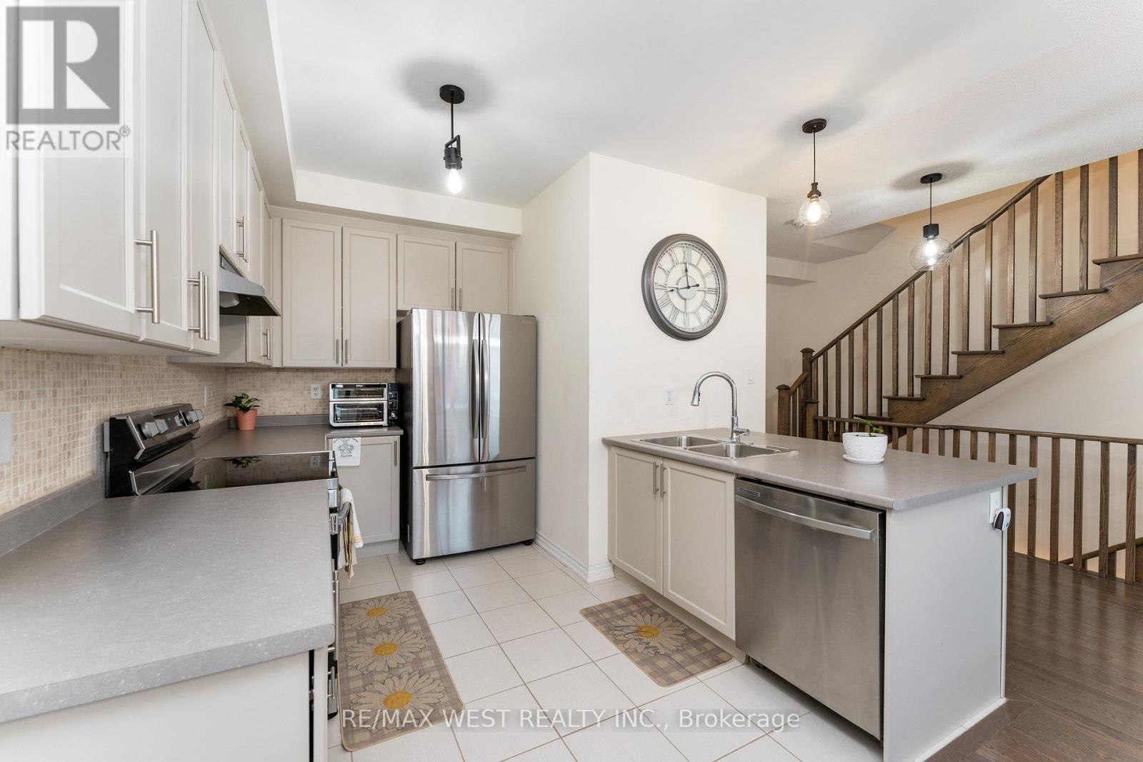 29 ARROWVIEW DRIVE - 19