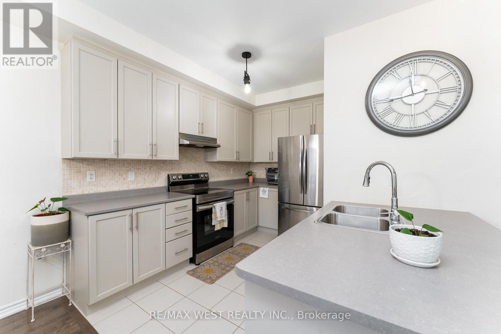 29 ARROWVIEW DRIVE - 20