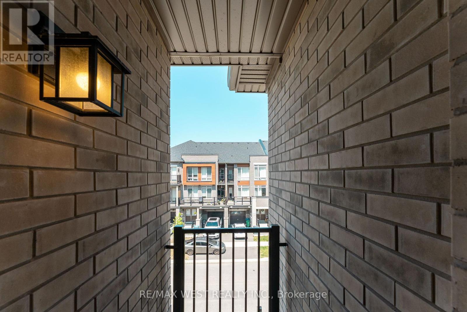 29 ARROWVIEW DRIVE - 34