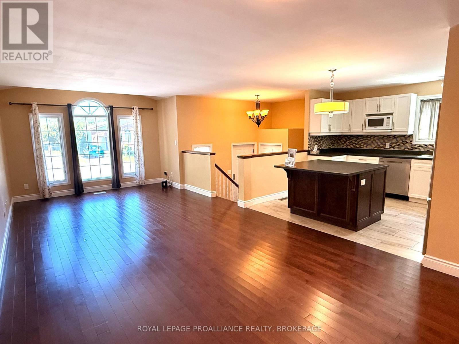 614 BARNSLEY CRESCENT - 12