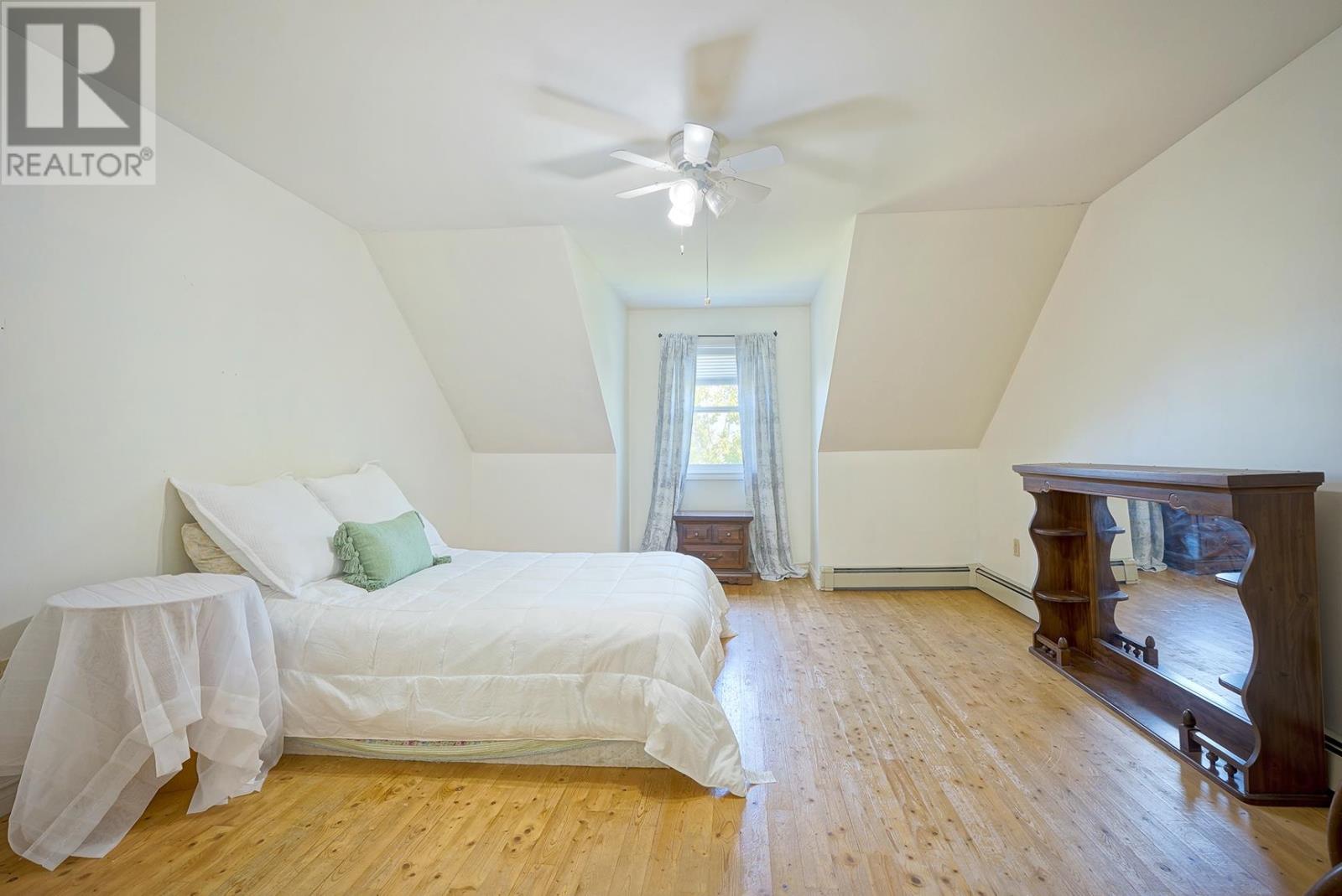 14 St. Catherines Avenue - 18