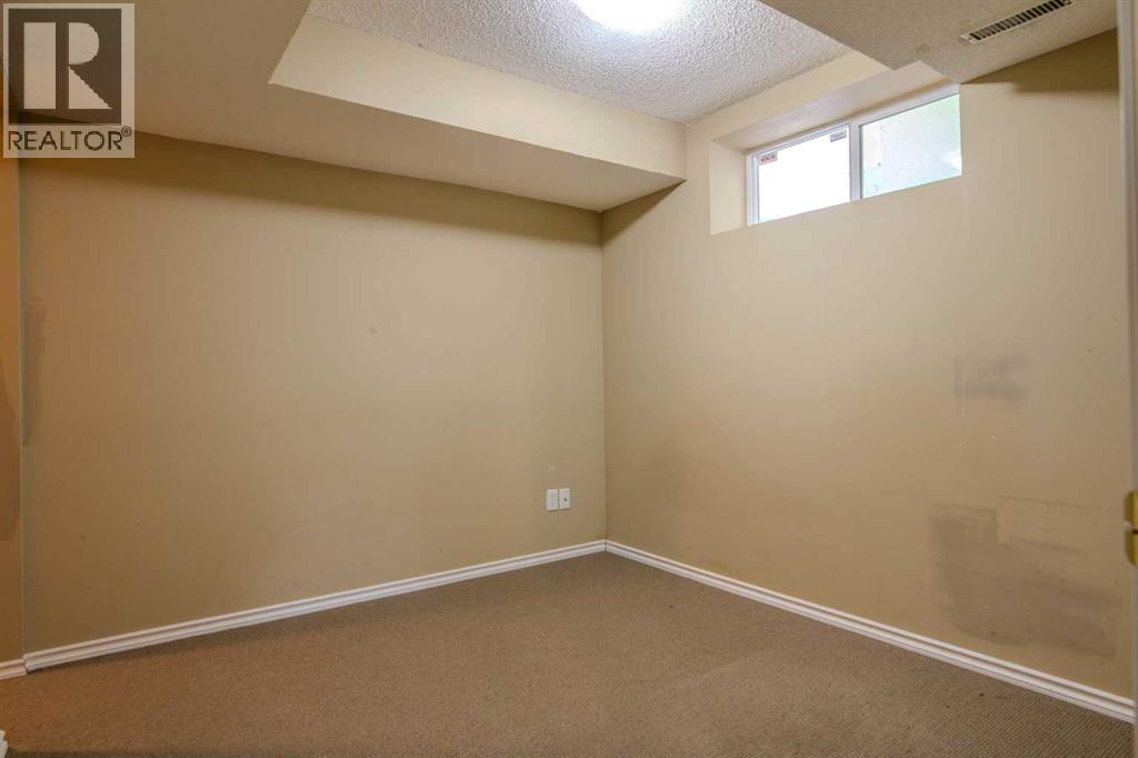 161 Saddlecrest Close NE - 34