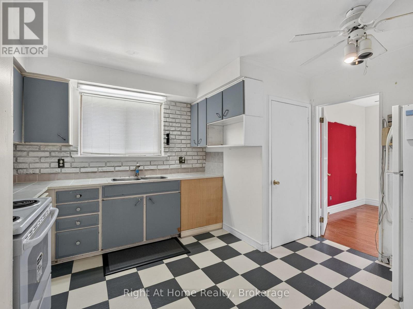 833 VICKI DRIVE - 11