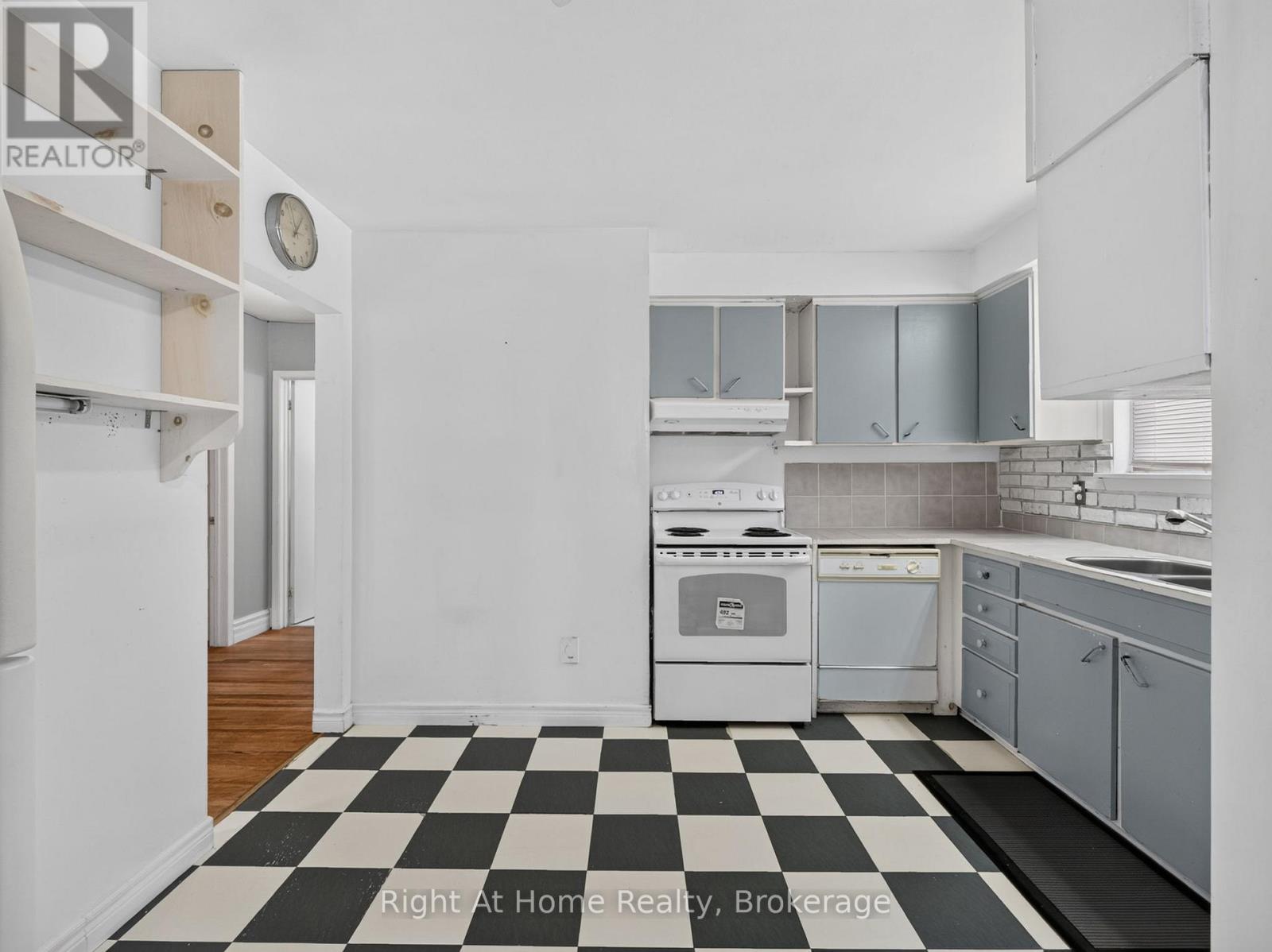 833 VICKI DRIVE - 12
