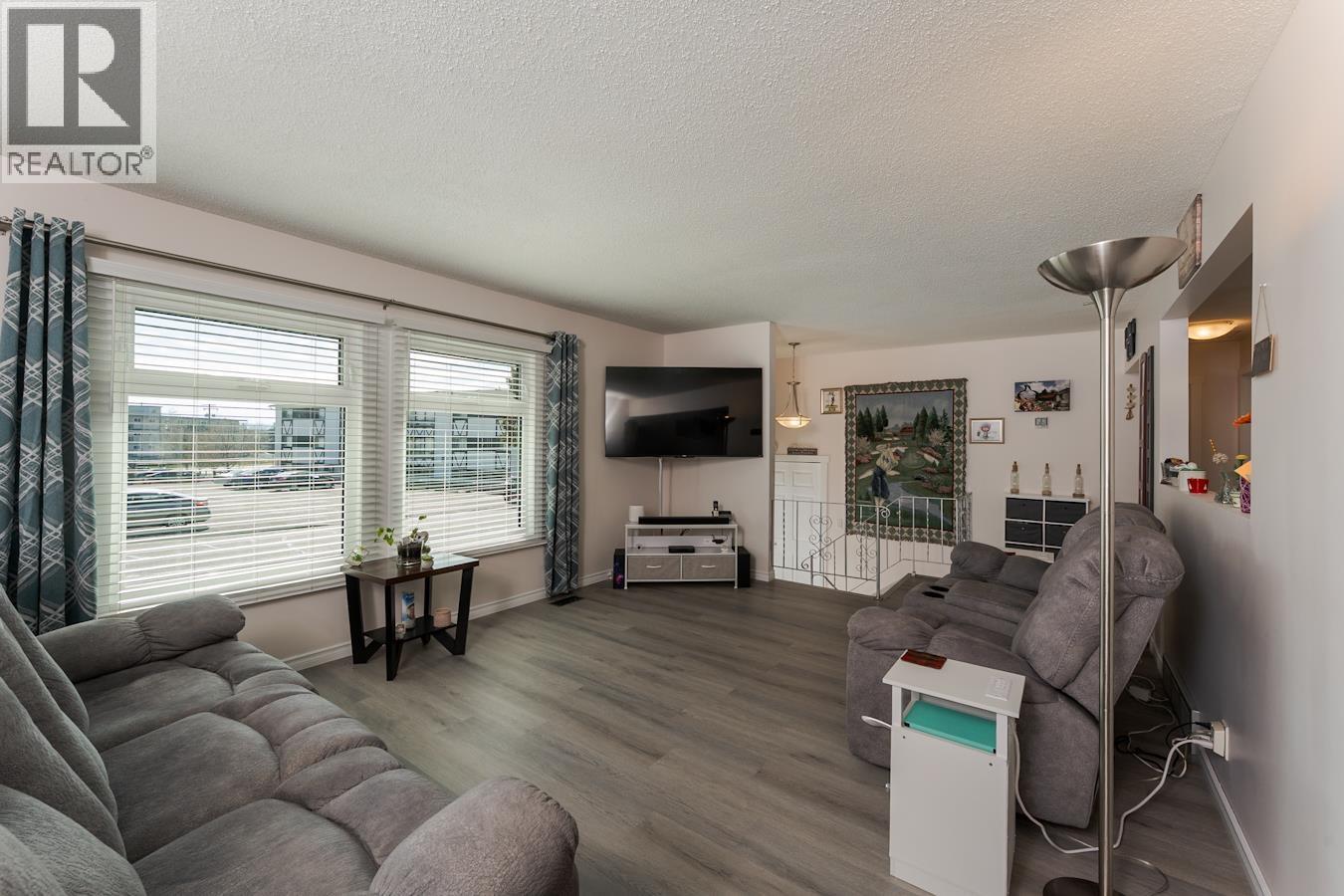 901 VEDDER CRESCENT - 5