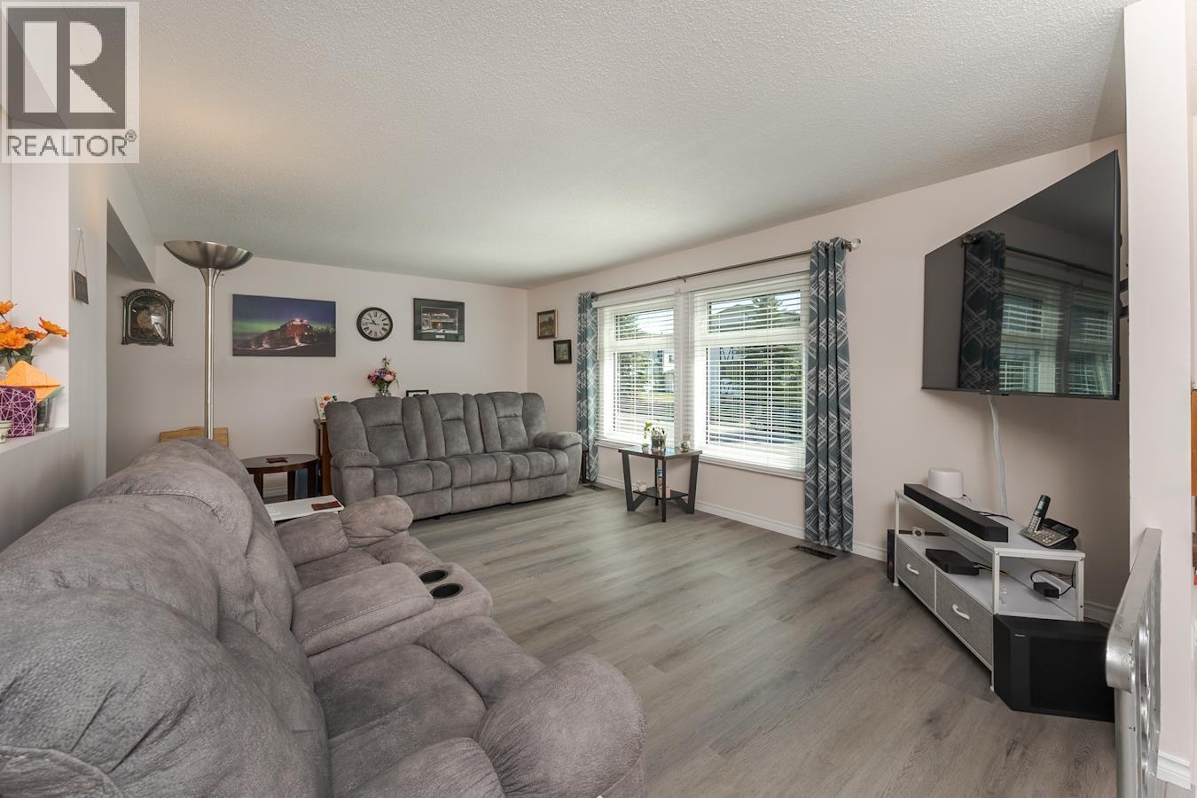 901 VEDDER CRESCENT - 4