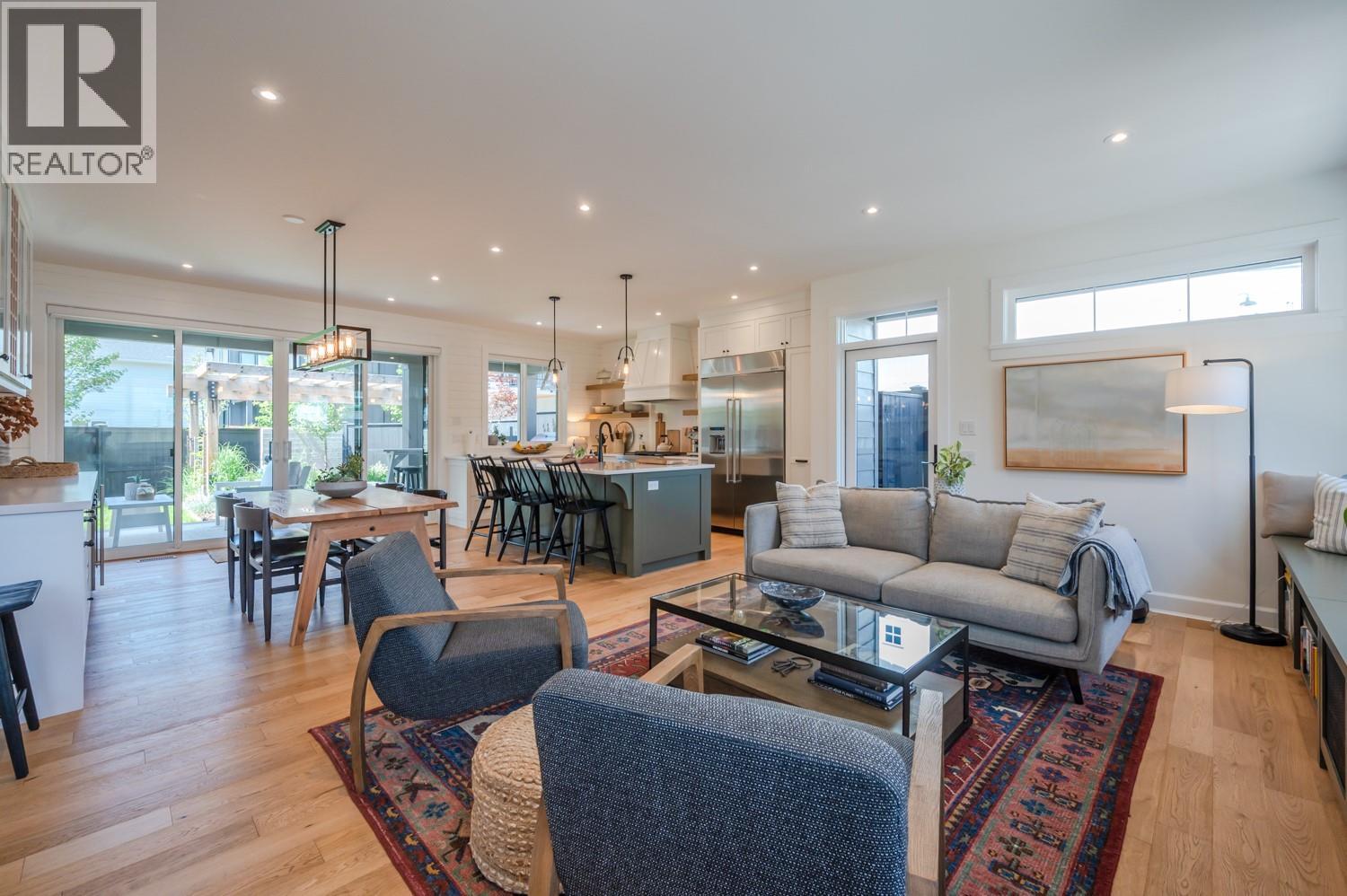  876 JOHNSON Street, Summerland