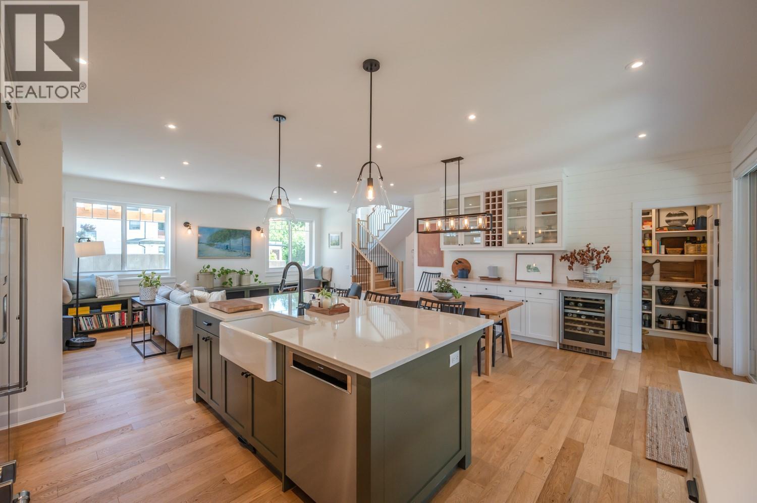  876 JOHNSON Street, Summerland