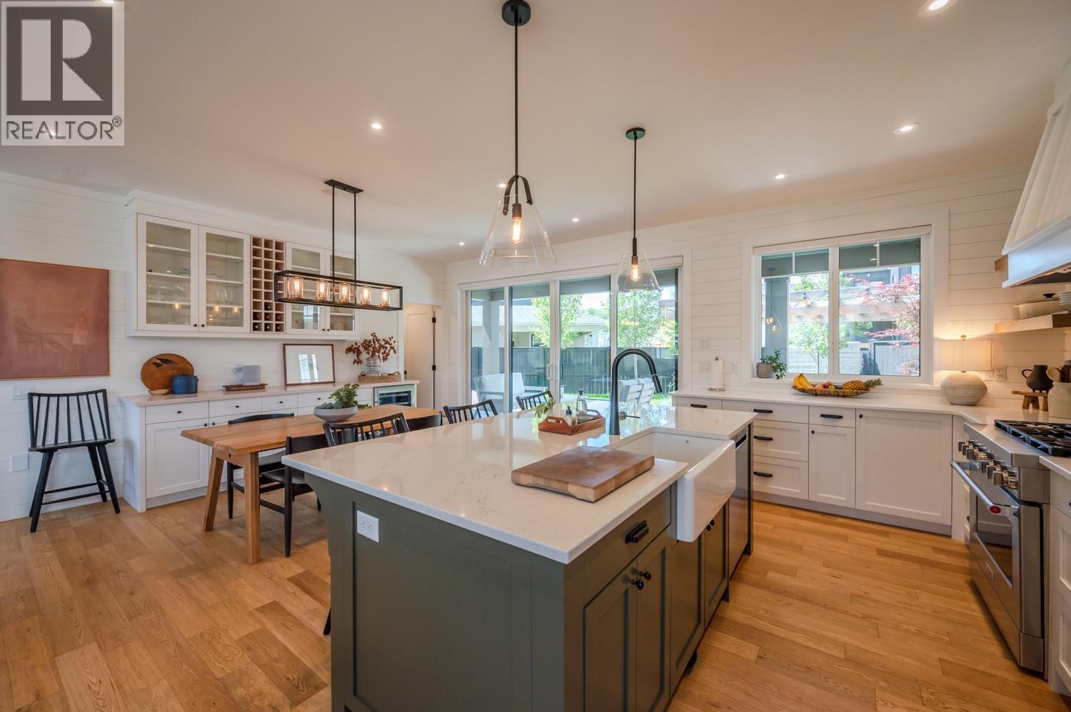 876 JOHNSON Street - 7