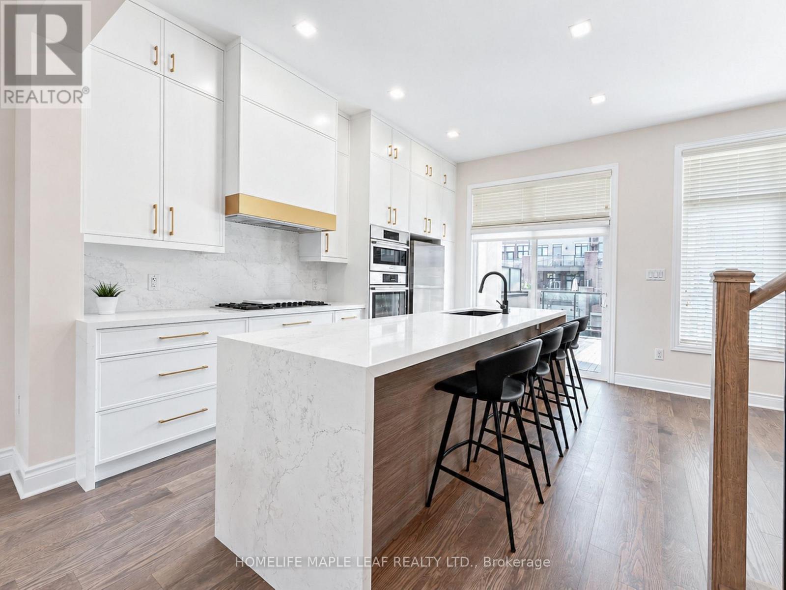 11 AYLIN CRESCENT - 11