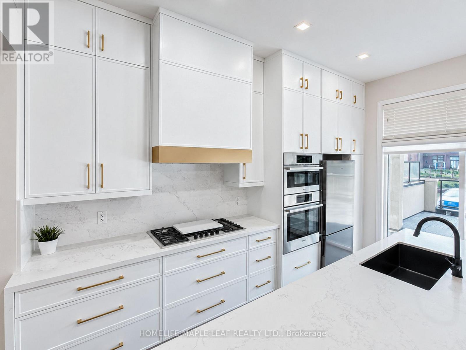 11 AYLIN CRESCENT - 12