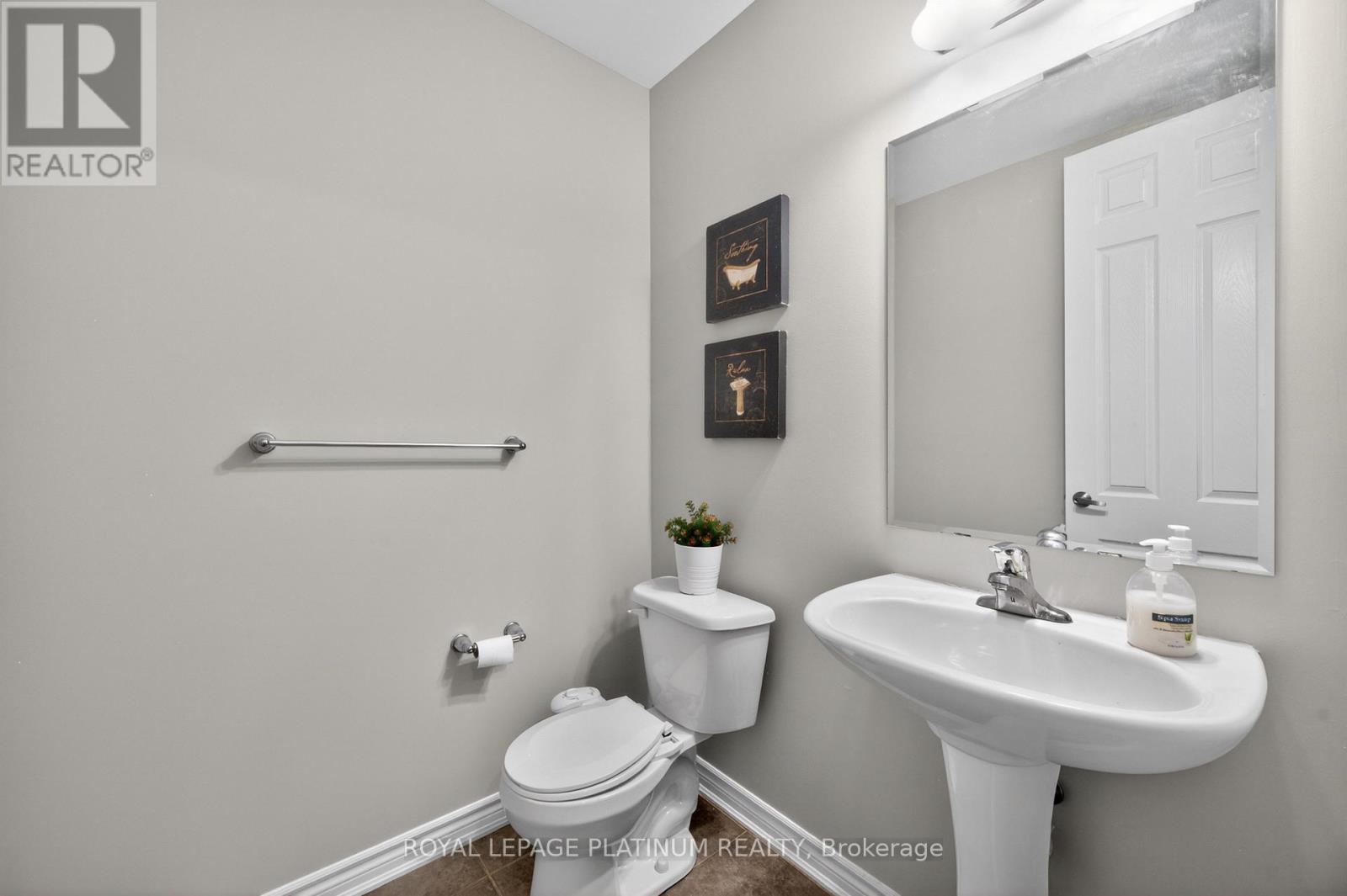 15 AYLESBURY DRIVE - 16