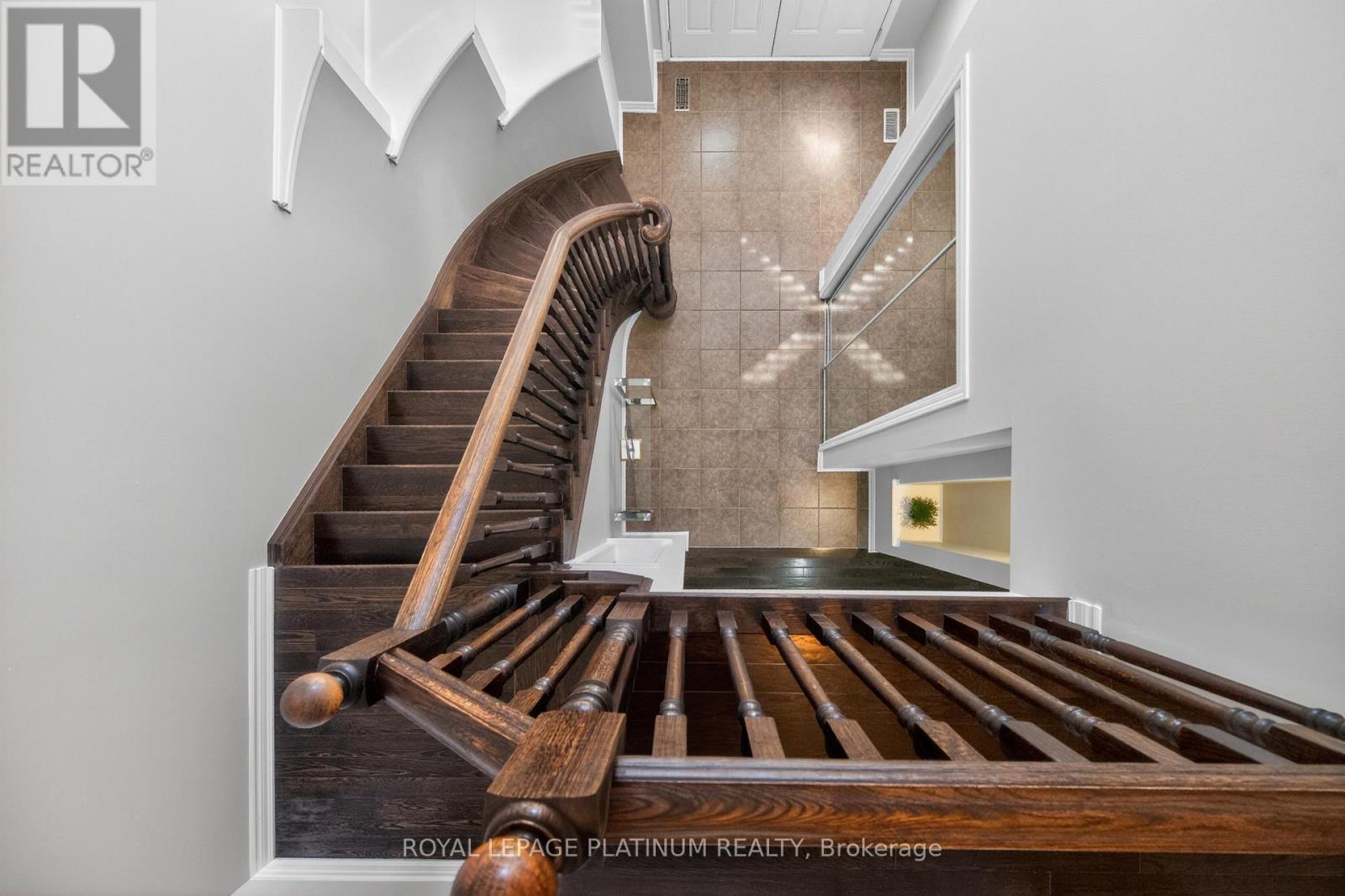 15 AYLESBURY DRIVE - 17