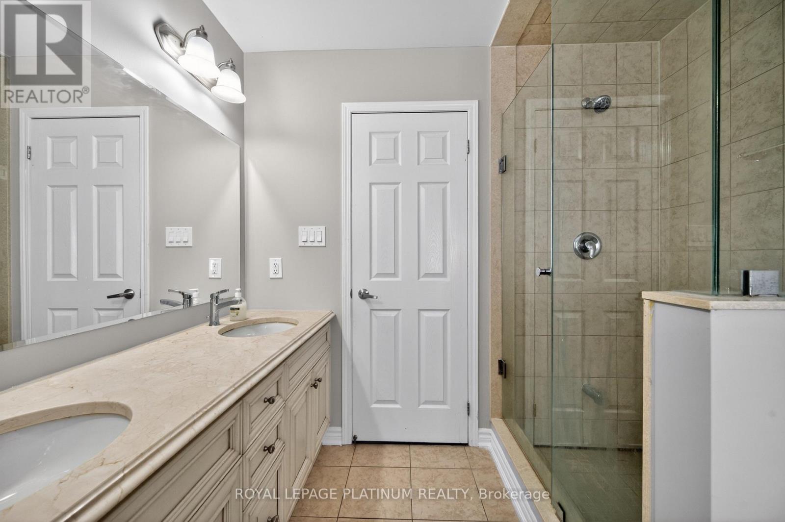 15 AYLESBURY DRIVE - 25