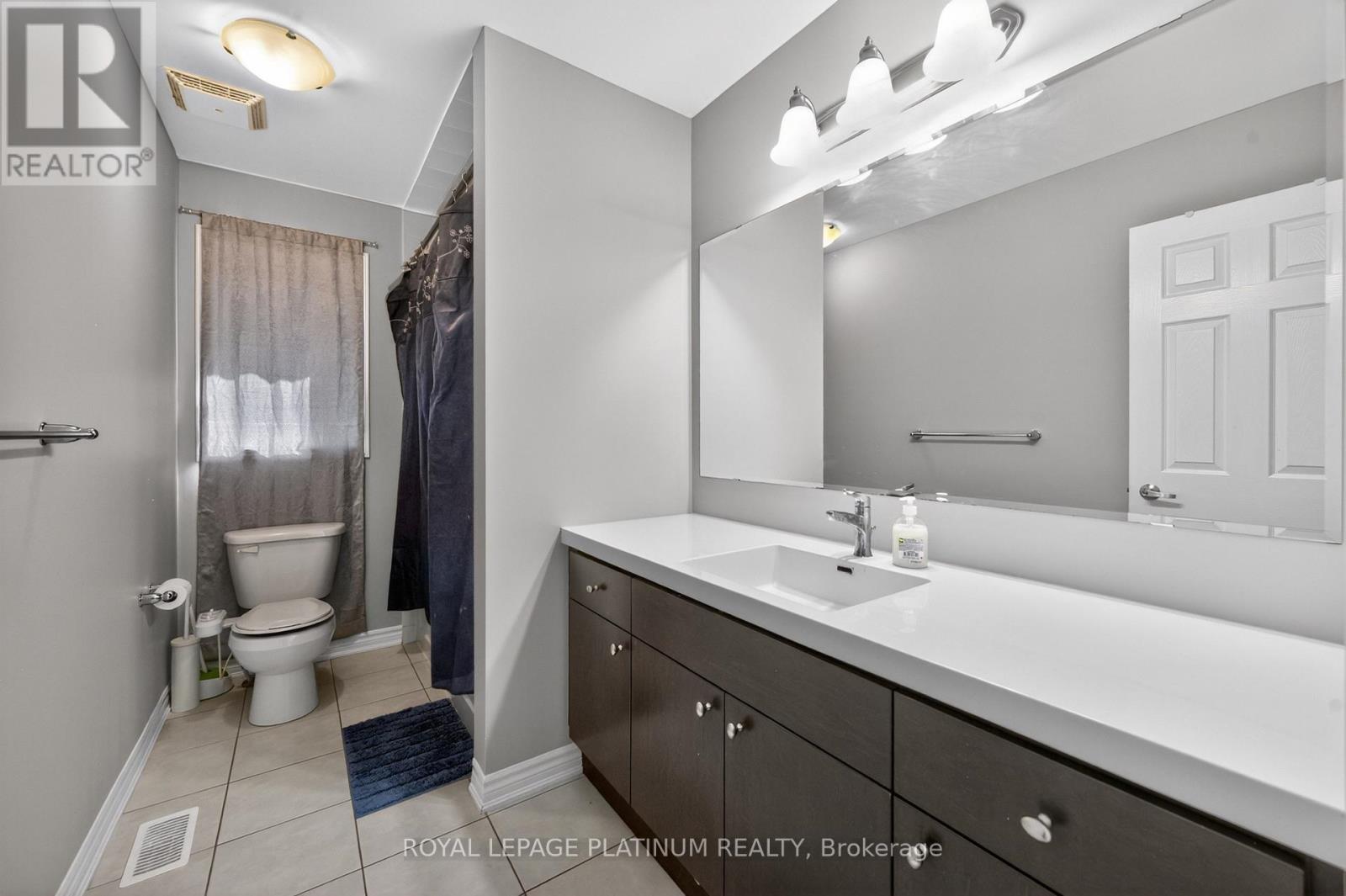 15 AYLESBURY DRIVE - 31