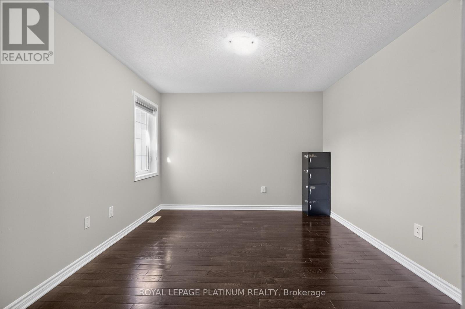 15 AYLESBURY DRIVE - 33