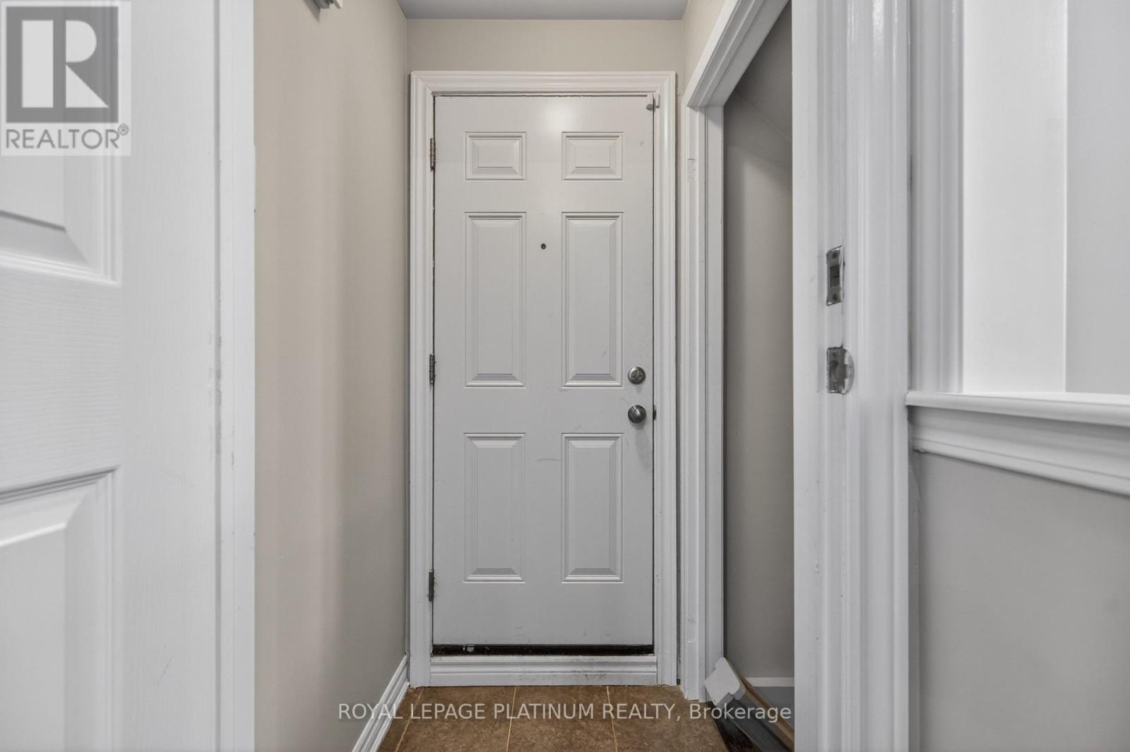 15 AYLESBURY DRIVE - 34