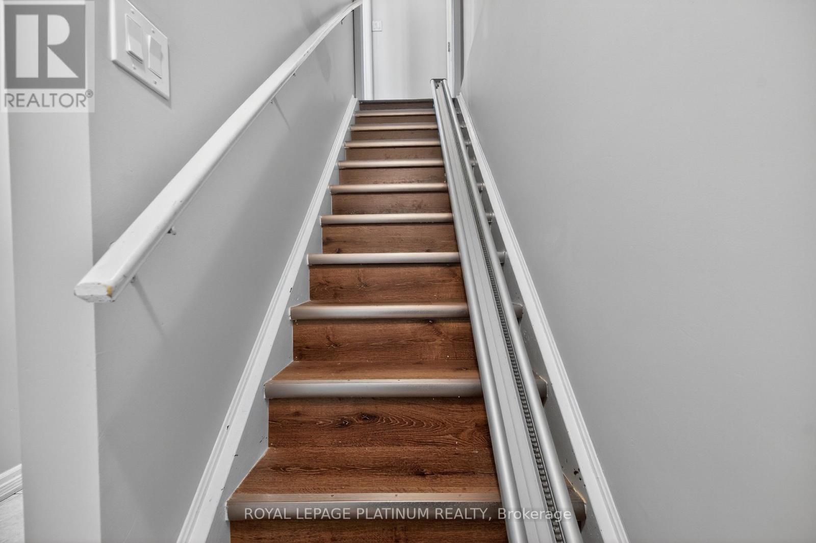 15 AYLESBURY DRIVE - 35