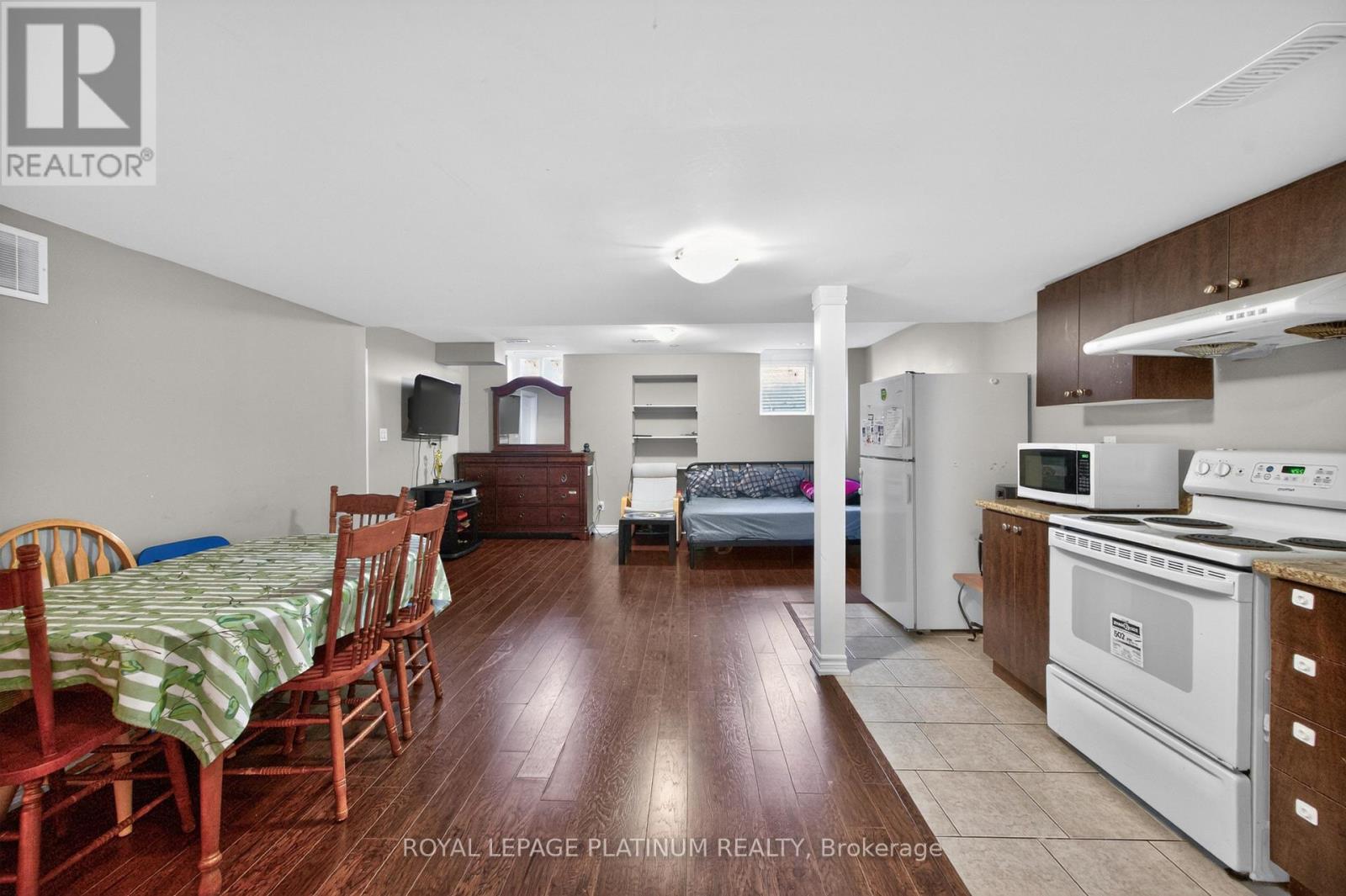 15 AYLESBURY DRIVE - 37
