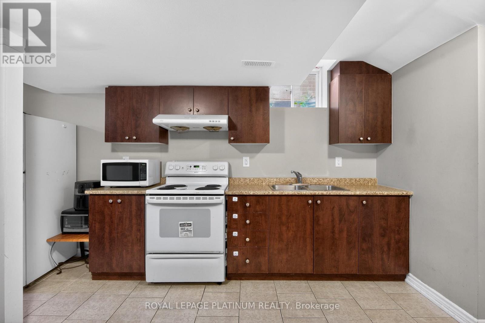 15 AYLESBURY DRIVE - 38