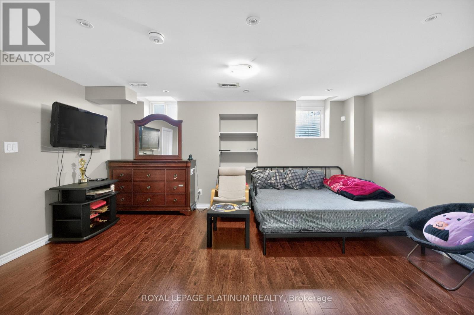 15 AYLESBURY DRIVE - 39