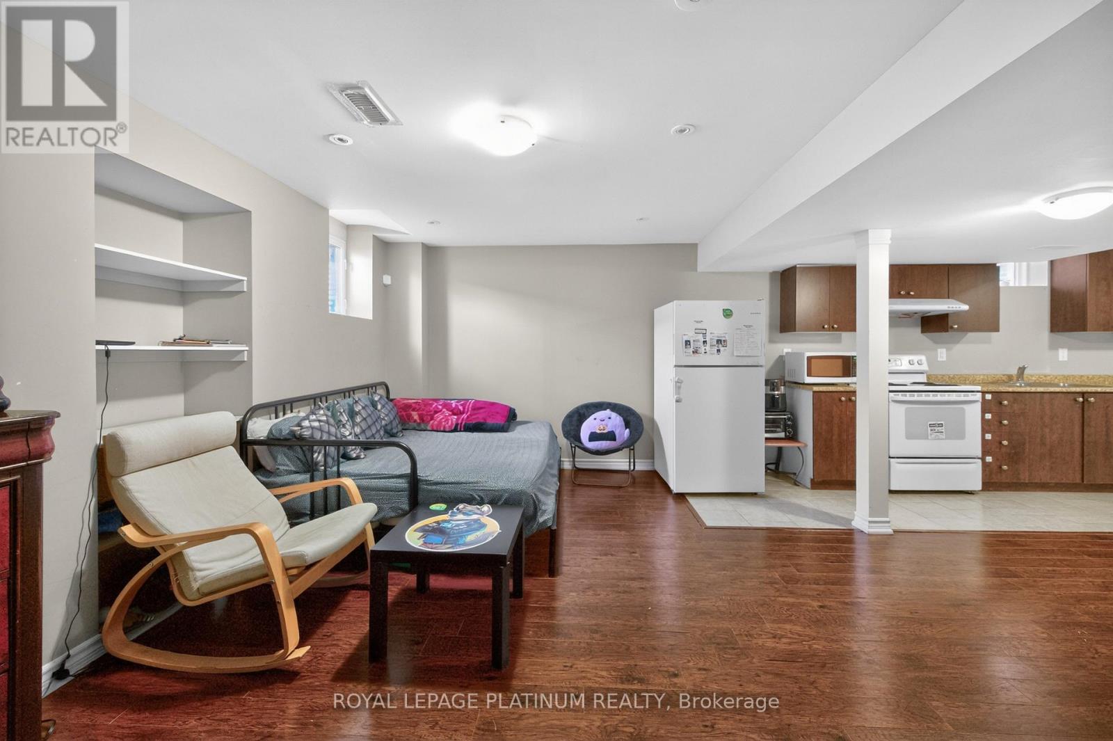 15 AYLESBURY DRIVE - 40
