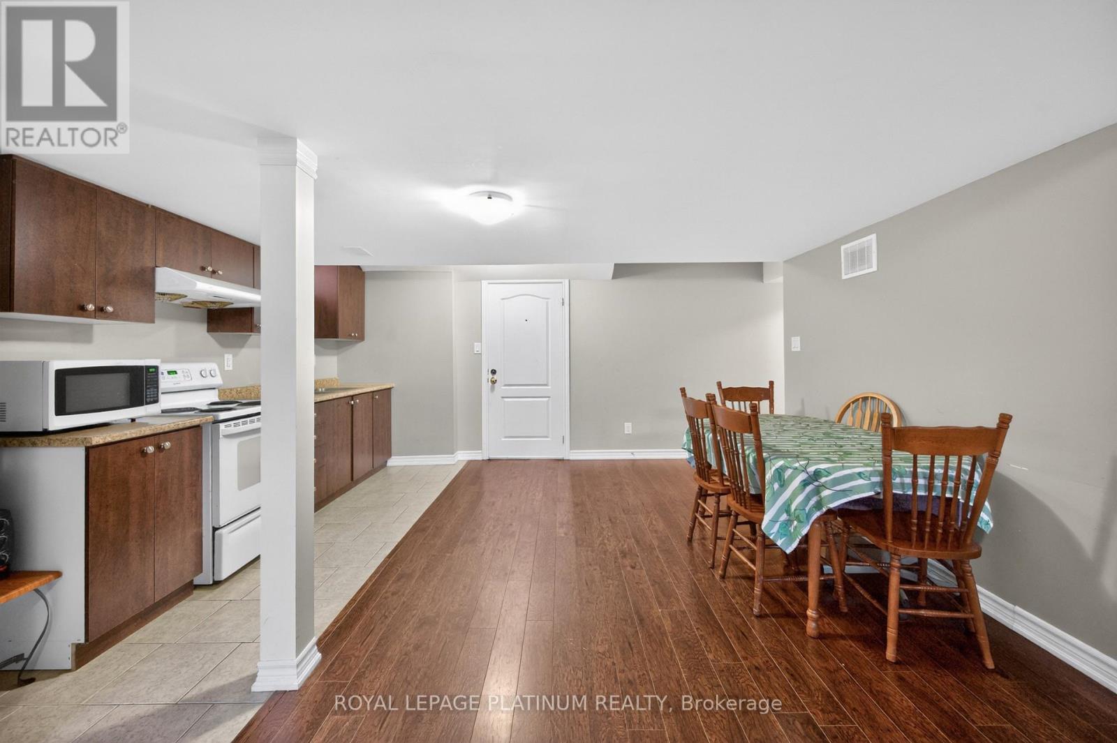 15 AYLESBURY DRIVE - 42