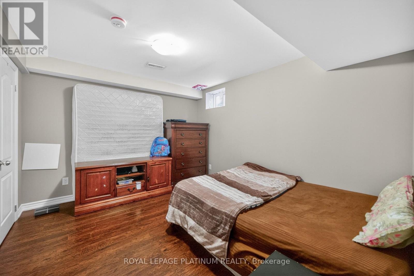 15 AYLESBURY DRIVE - 44