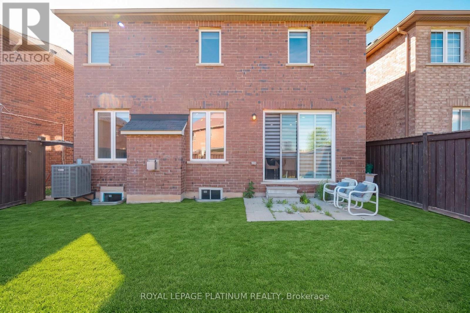 15 AYLESBURY DRIVE - 46