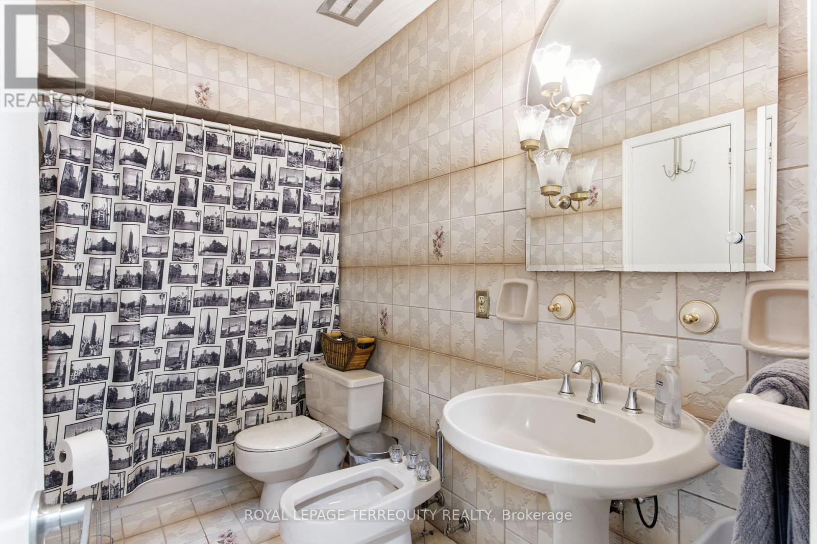 21 BUCKLAND ROAD - 25