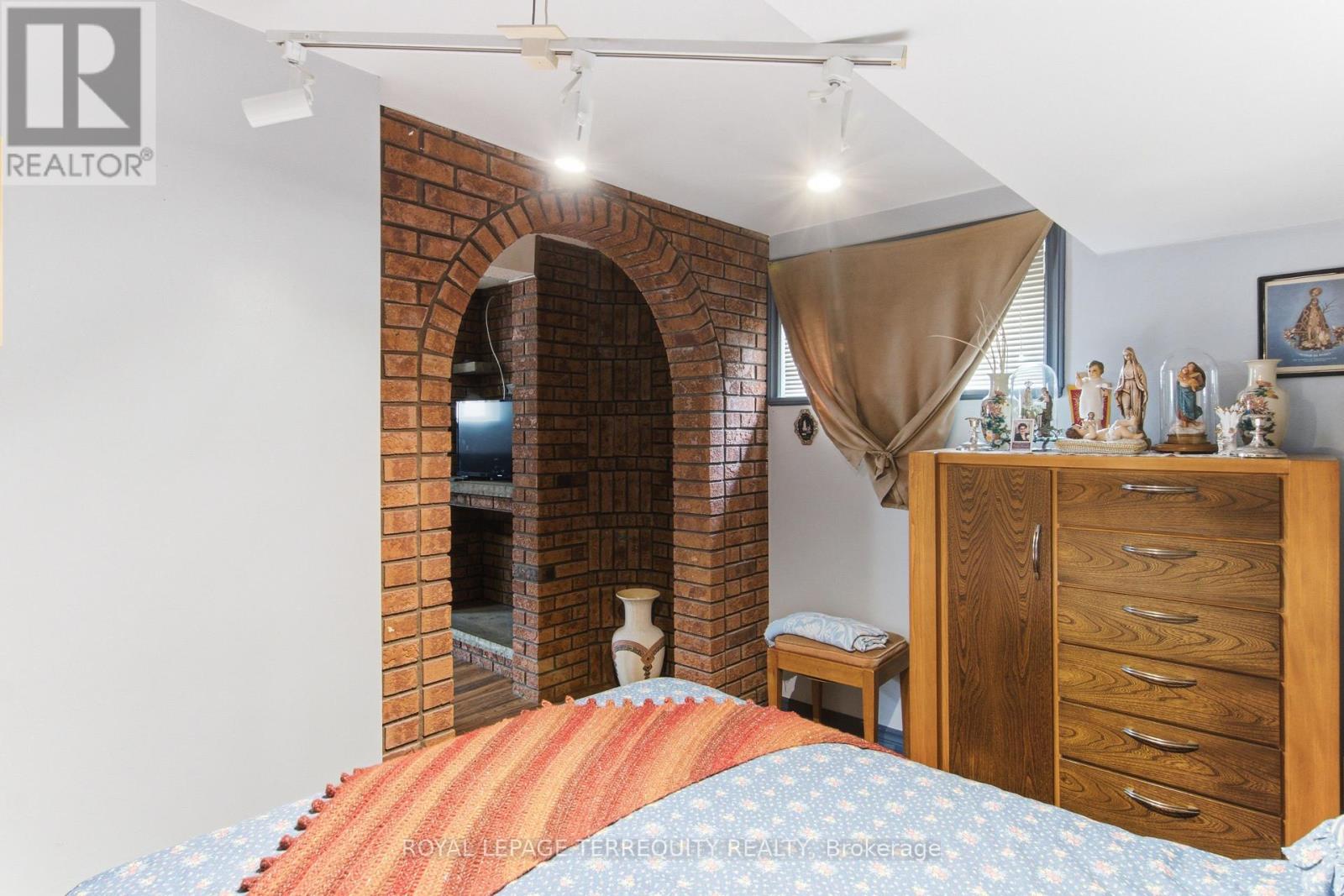 21 BUCKLAND ROAD - 36