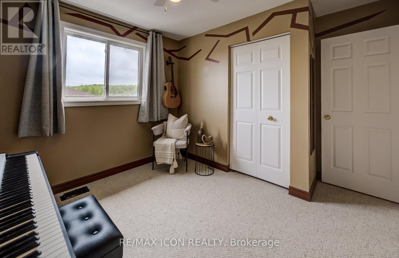 124 PROSPERITY DRIVE - 23