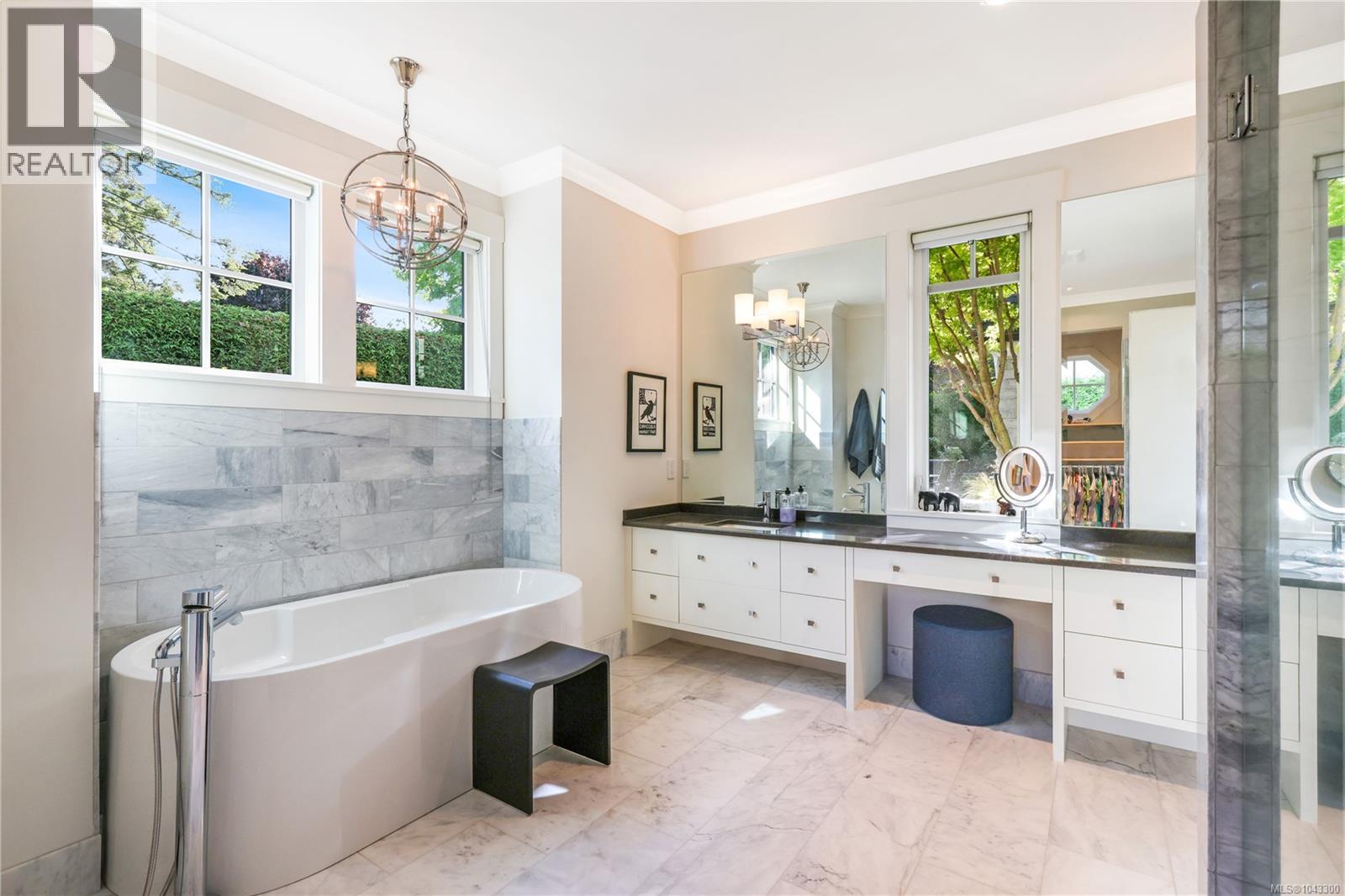 992 Bluffs Dr - 23